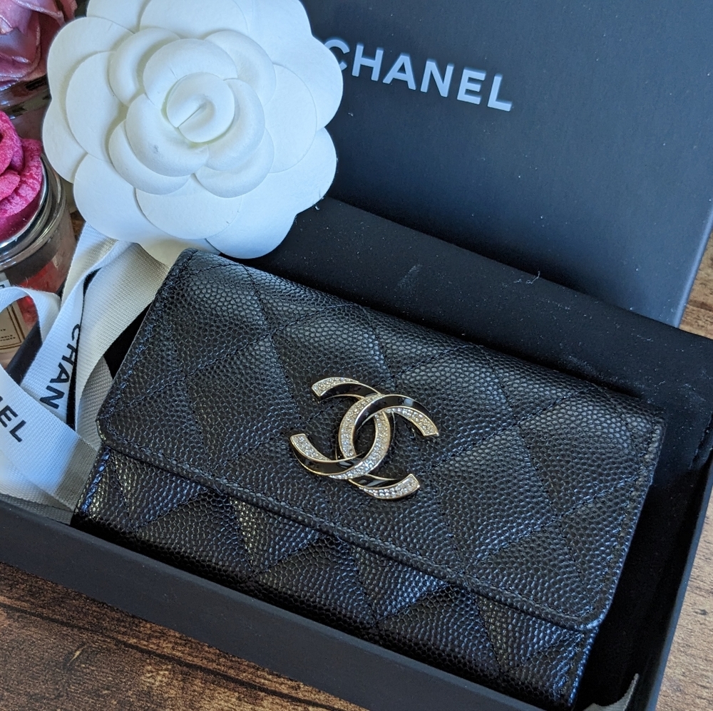 CHANEL 23S black caviar snap cardholder